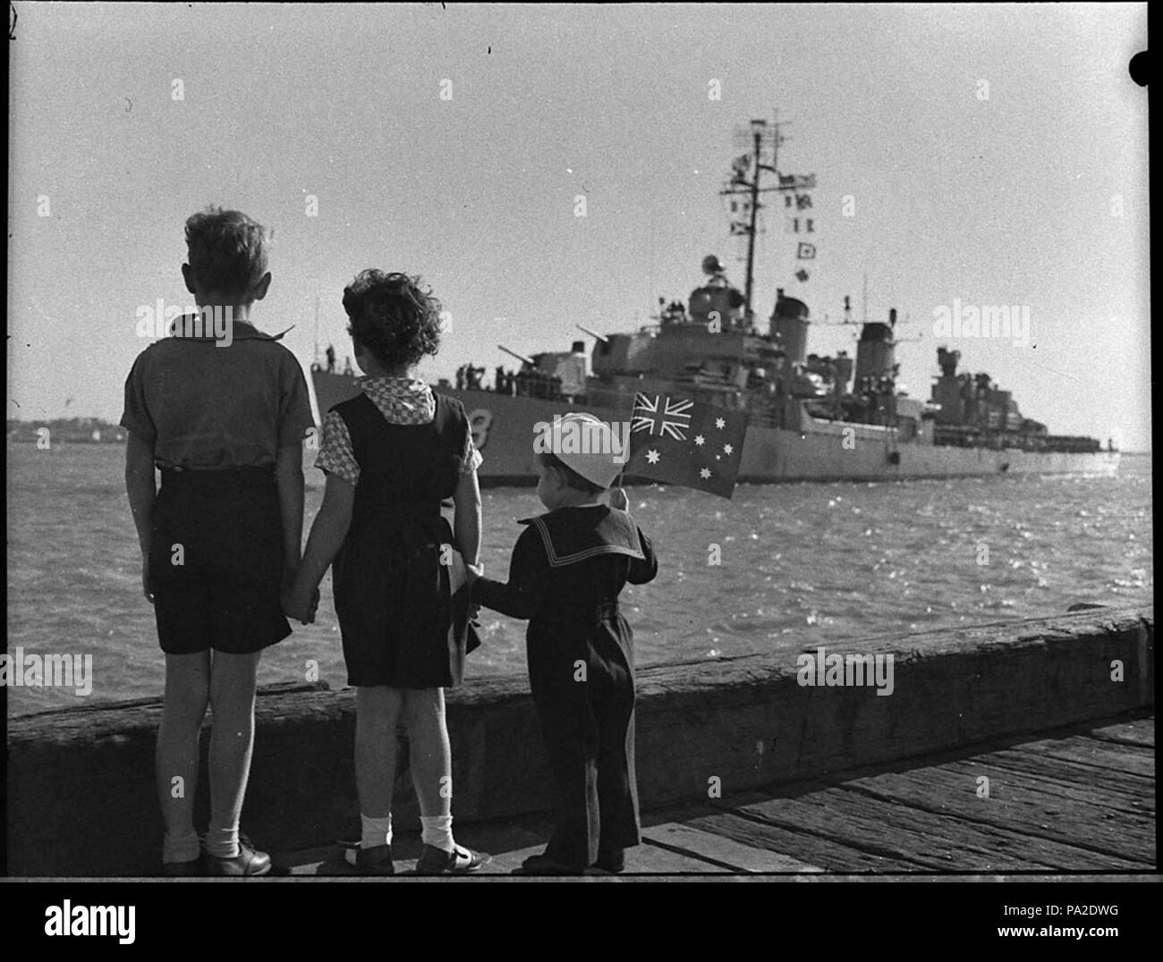 238 127272 SLNSW Mullamy amerikanische Zerstörer USS kommt in Newcastle Hafen Stockfoto