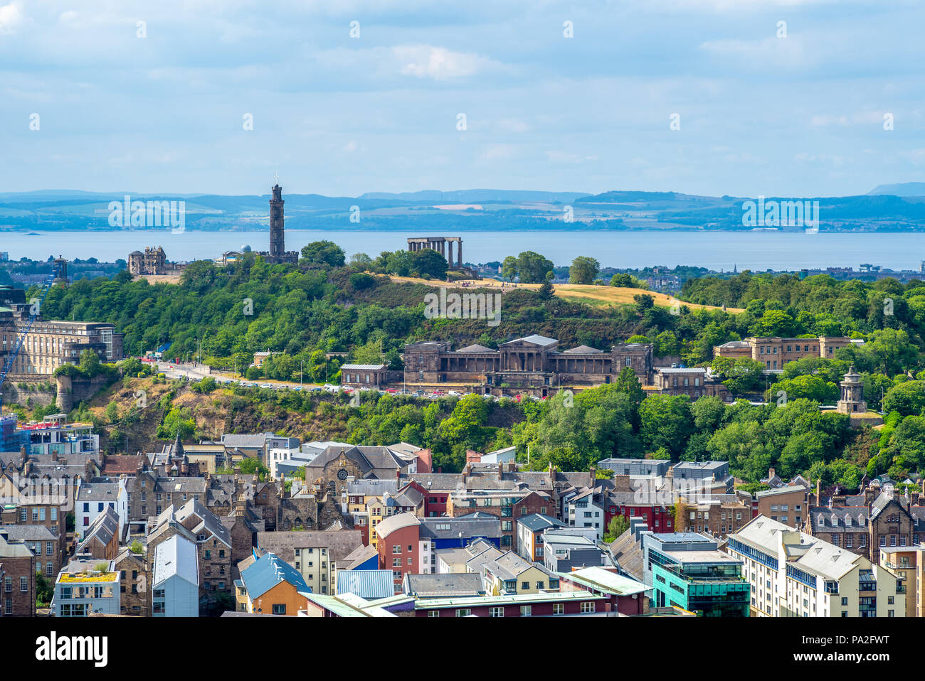 Skyline von Edinburgh und Calton Hill in Schottland Stockfoto