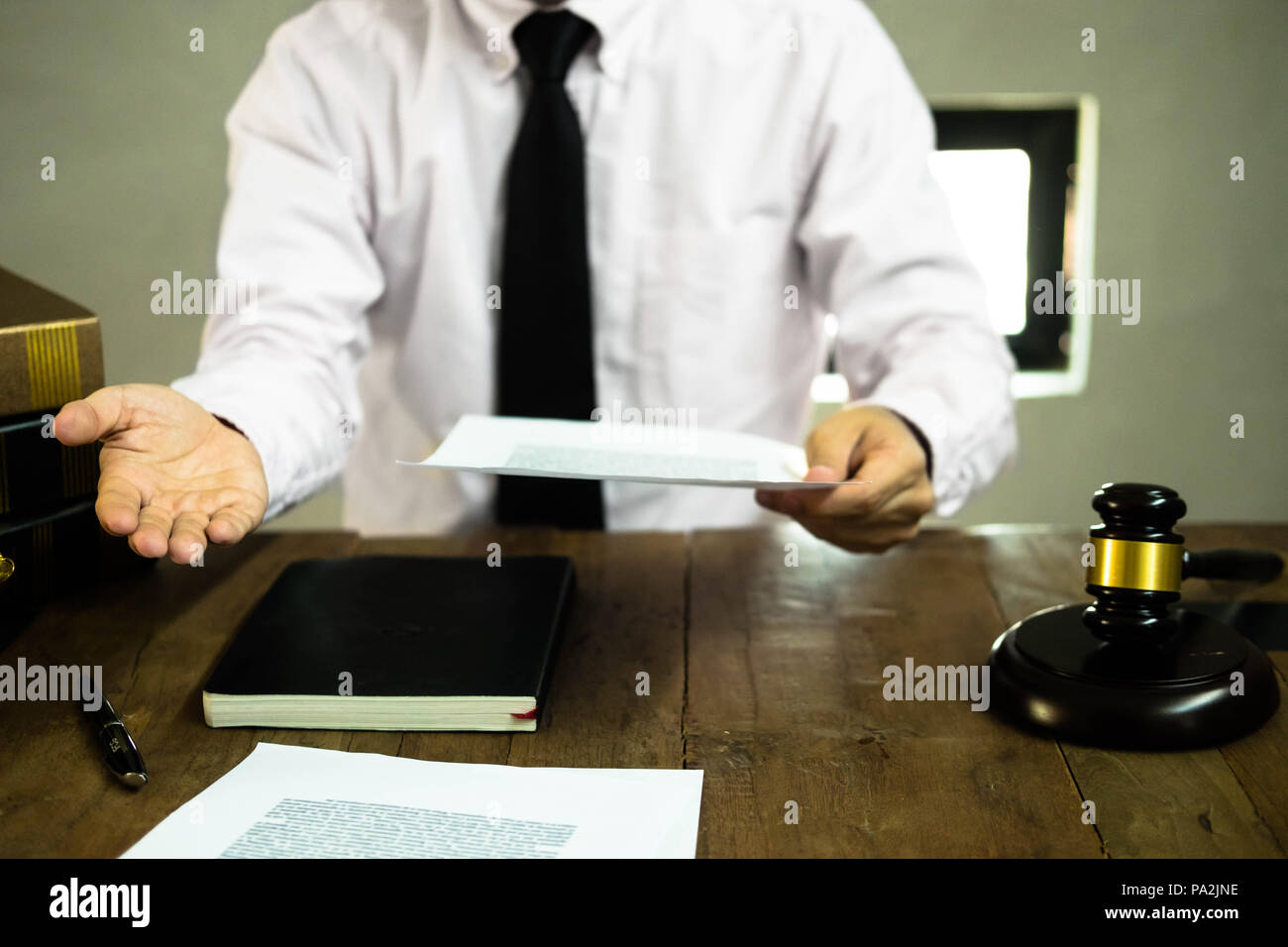 Anwalt arbeiten mit Versicherung und Kunde im Amt. Berater, Rechtsanwalt, Konzept. Stockfoto
