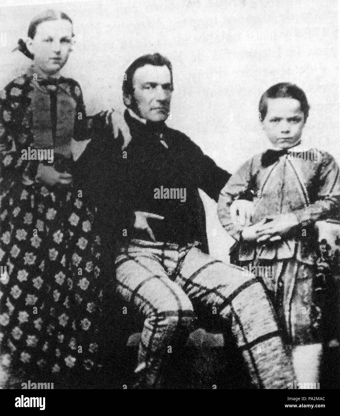 . Englisch: Französische Maler Charles H. Pellegrini posiert mit seiner Tochter Julia und Sohn Carlos, der später Präsident von Argentinien sein würde. Español: El Pintor Charles H. Pellegrini posando Junto a sus hijos Julia y Carlos, quien luego sería Presidente de la Argentinien. Vor 1875 281 Carlos Pellegrini E Stockfoto