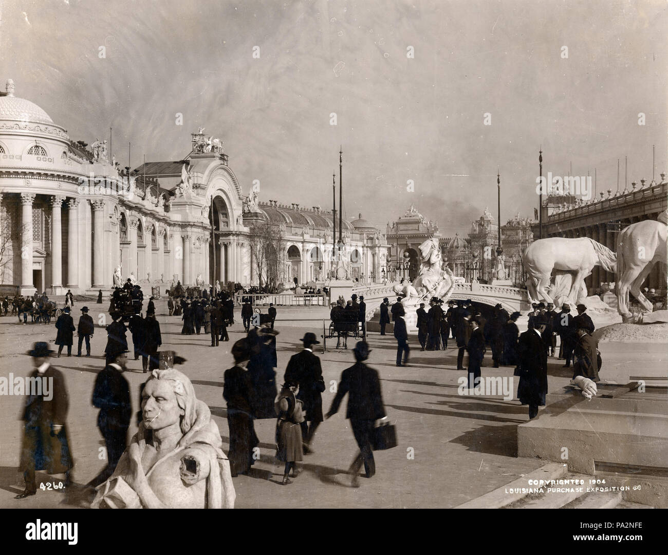 359 Massen wandern die 1904 World's Fair Gelände vor dem Palast der Hersteller vor der Messe offiziell eröffnet. Stockfoto