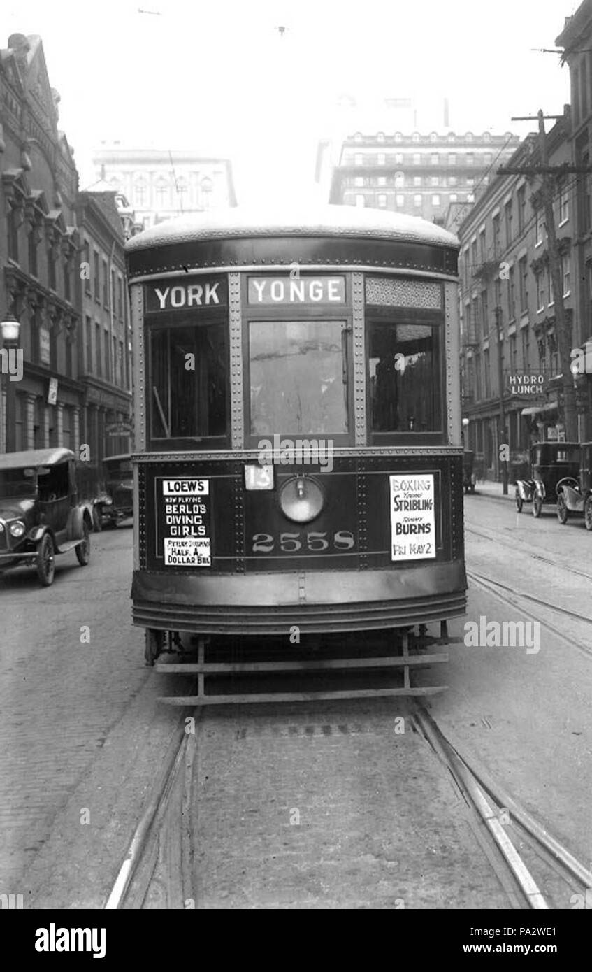 197 Peter Witt Straßenbahn Nr. 2558 auf der Yonge Street an der Front Street Stockfoto