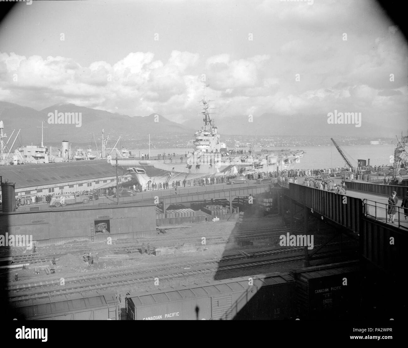 58 CVA 1184-3400 - (H.M.C.S. Krieger an einem C.P.R. Pier) 1947 Stockfoto