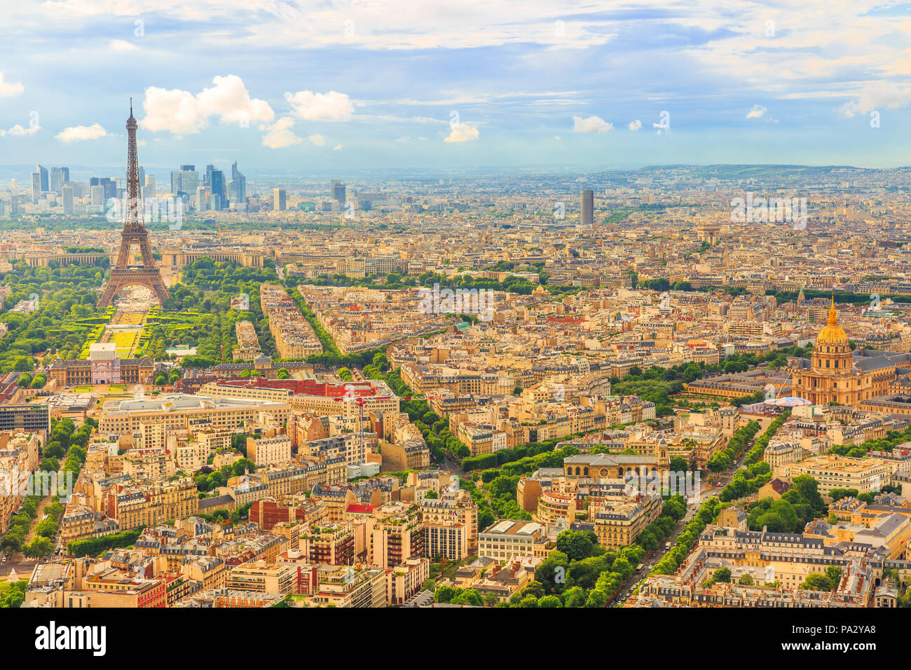 Tour Eiffel und nationalen Residenz der Invaliden aus Observatory Deck des Tour Montparnasse. Luftaufnahme der Pariser Skyline und das Stadtbild. Oben auf dem Tour Montparnasse Turm der Stadt Paris in Frankreich. Stockfoto