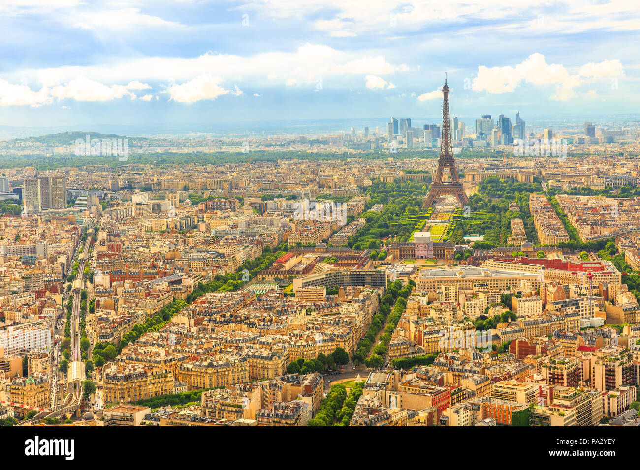 Luftaufnahme von Tour Eiffel und M6 overhead Bahnstrecke nach Paris Metro Stationen mit sevres-lecourbe von Observatory Deck des Tour Montparnasse. Skyline von Paris und Stadtbild, Frankreich, Europa. Stockfoto