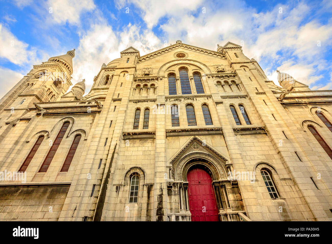 Seite Fassade und die Tür der Basilique Sacré-Coeur in Montmartre in Paris in Frankreich mit keine Leute verlassen. Populären religiösen Anziehungskraft in Paris die Stadt von Frankreich, Europa. Stockfoto