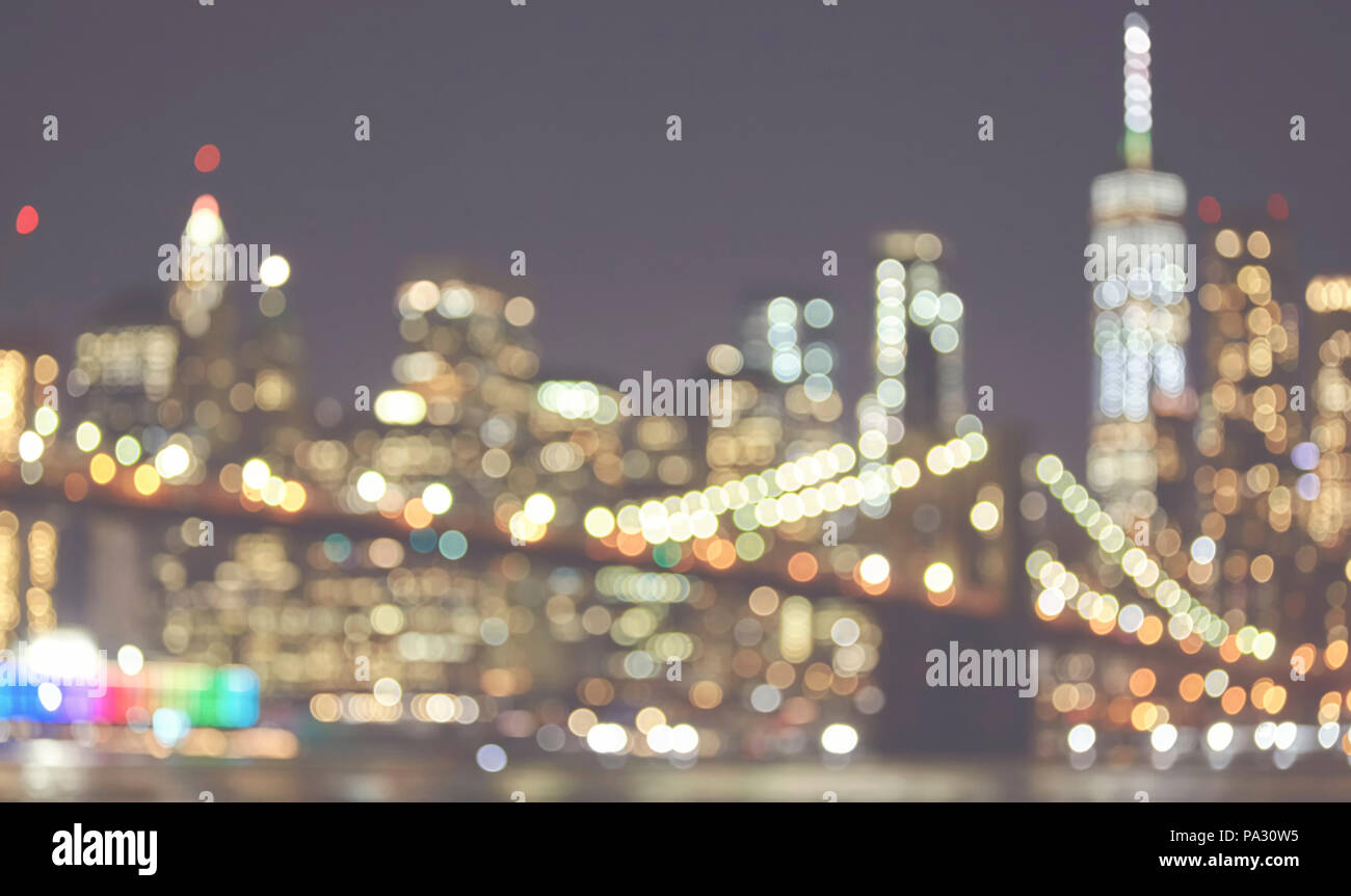 Unscharfes Bild von New York City Skyline bei Nacht, Farbe getonte Bild, städtische Abstrakt Hintergrund. Stockfoto