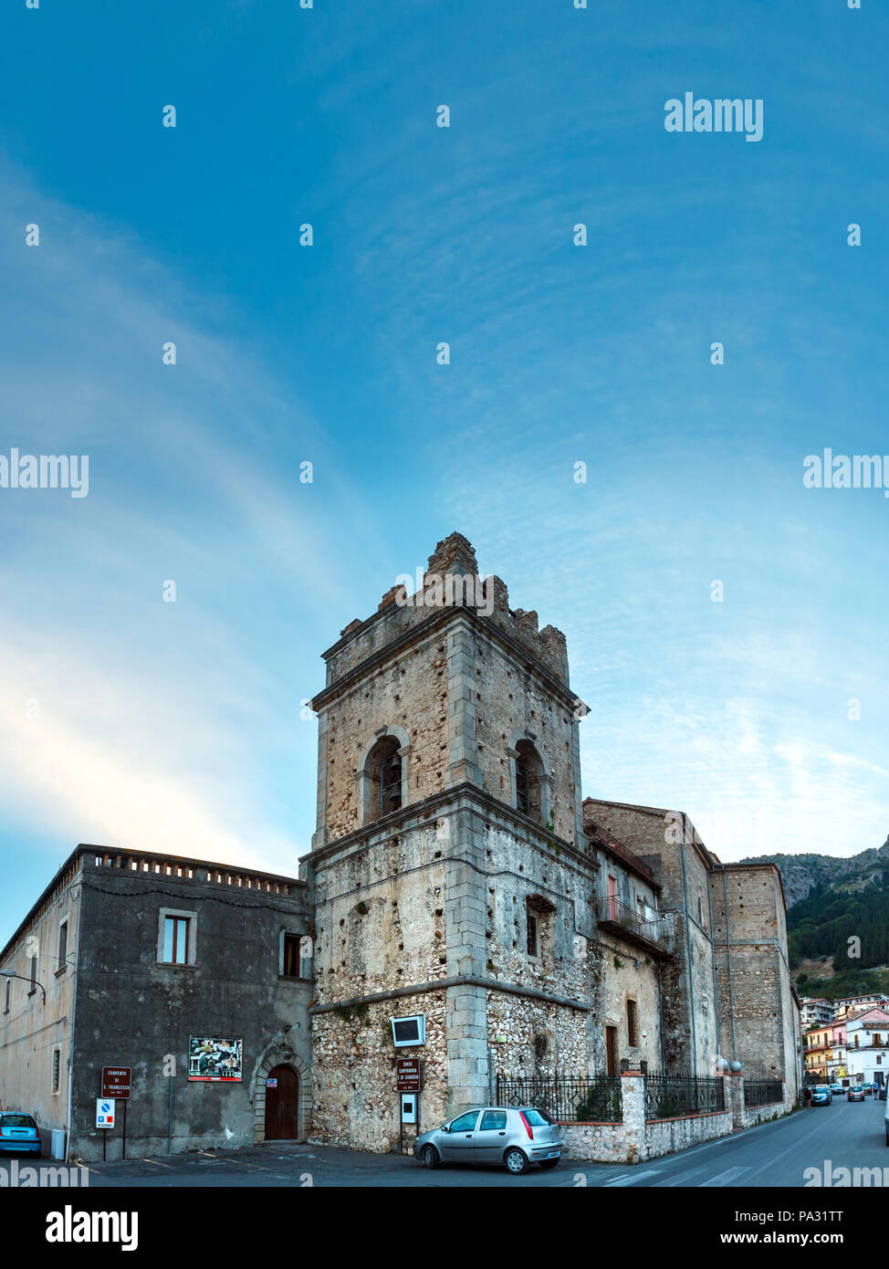 STILO, Italien - 10. JUNI 2017: Abenddämmerung alte mittelalterliche Stilo famos und Blick auf das Dorf in Kalabrien, Süditalien. Stockfoto