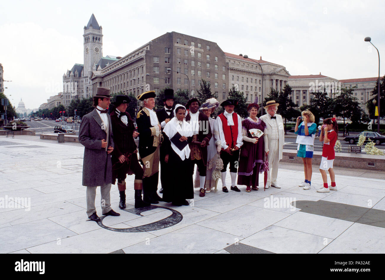 98 Schauspieler verkörpern verschiedene historische Persönlichkeiten, darunter Mark Twain und Abraham Lincoln, Stellen an der Pennsylvania Avenue in Washington, D.C. LCCN 2011632644 Stockfoto