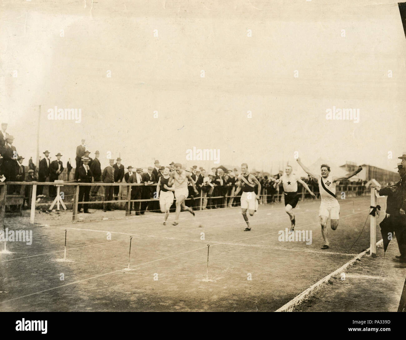 26 1904 Olympics - 100 Yard Handicap Race-Final Hitze, C.L. Halstedt, Missouri Athletic Club, Gewinnen Stockfoto