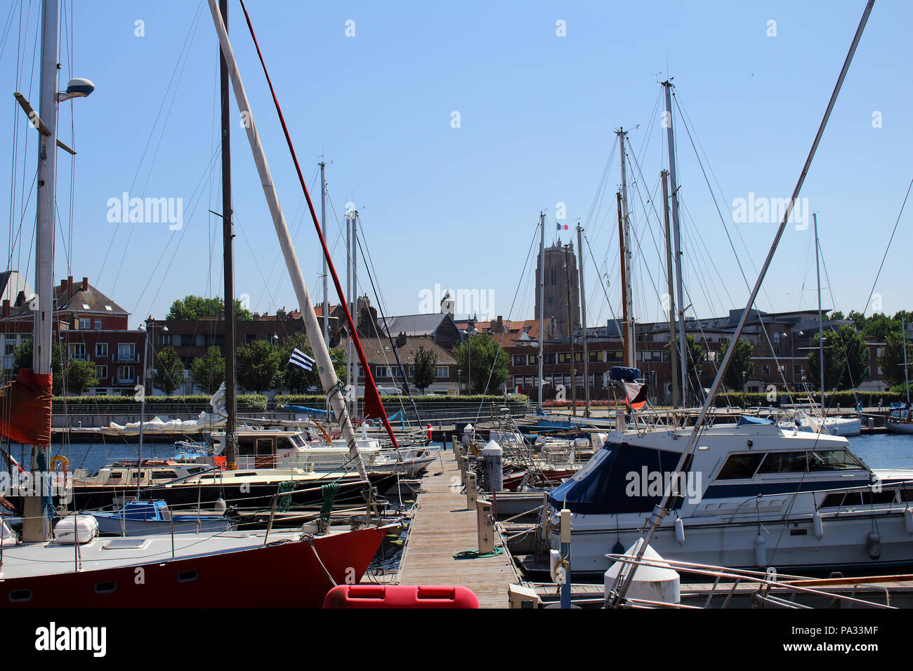 Segelboote und Yachten vor Anker im Hafen von Dünkirchen Stockfoto