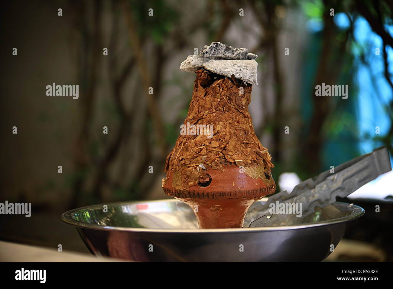 Ajami Tabak Blätter Brennen in einem Shisha Kopf. Stockfoto