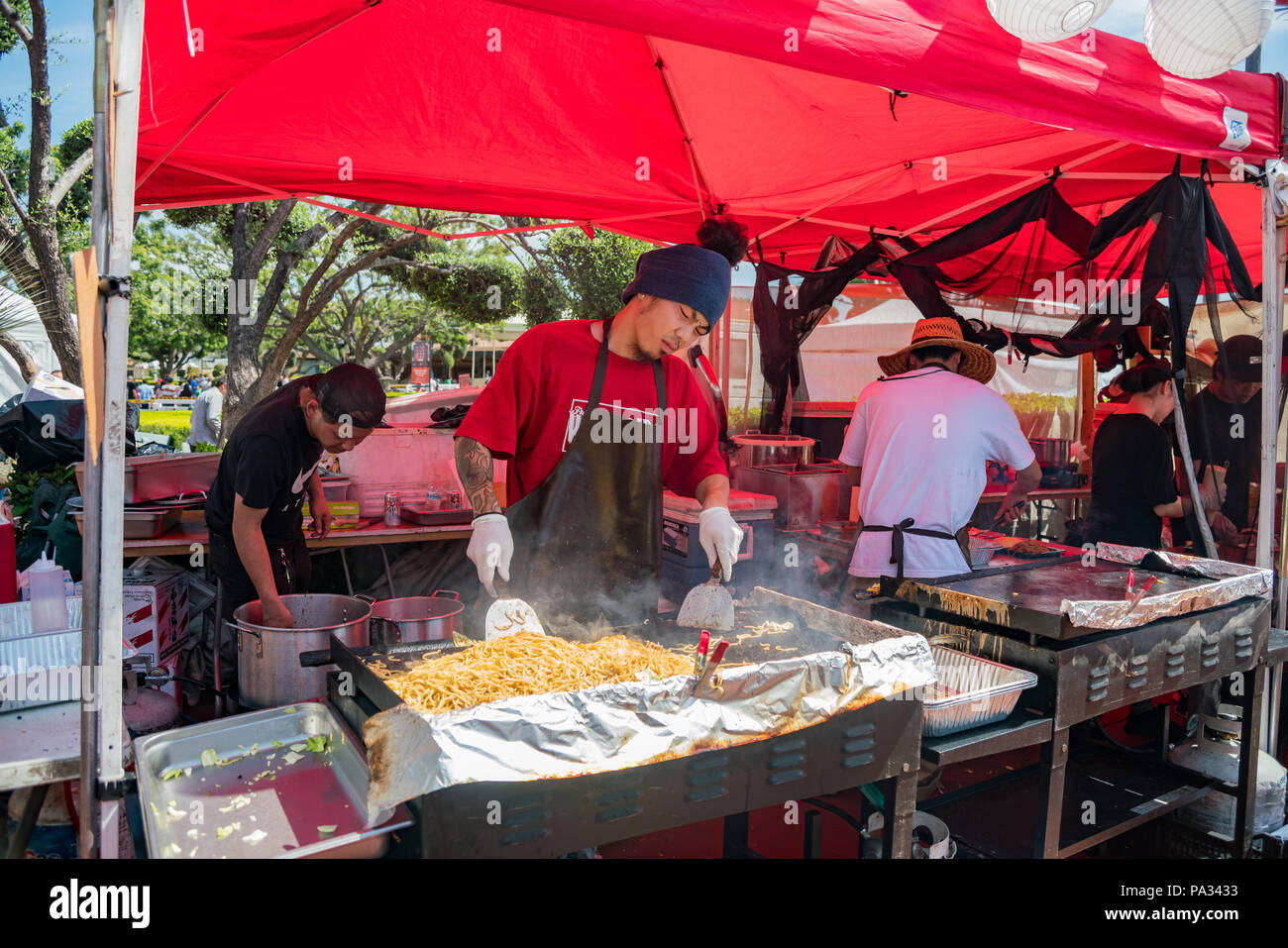 Los Angeles, APR 8: Mann Braten im japanischen Stil Nudel in einem Vendor auf der Apr 8, 2018 in Los Angeles, Kalifornien Stockfoto