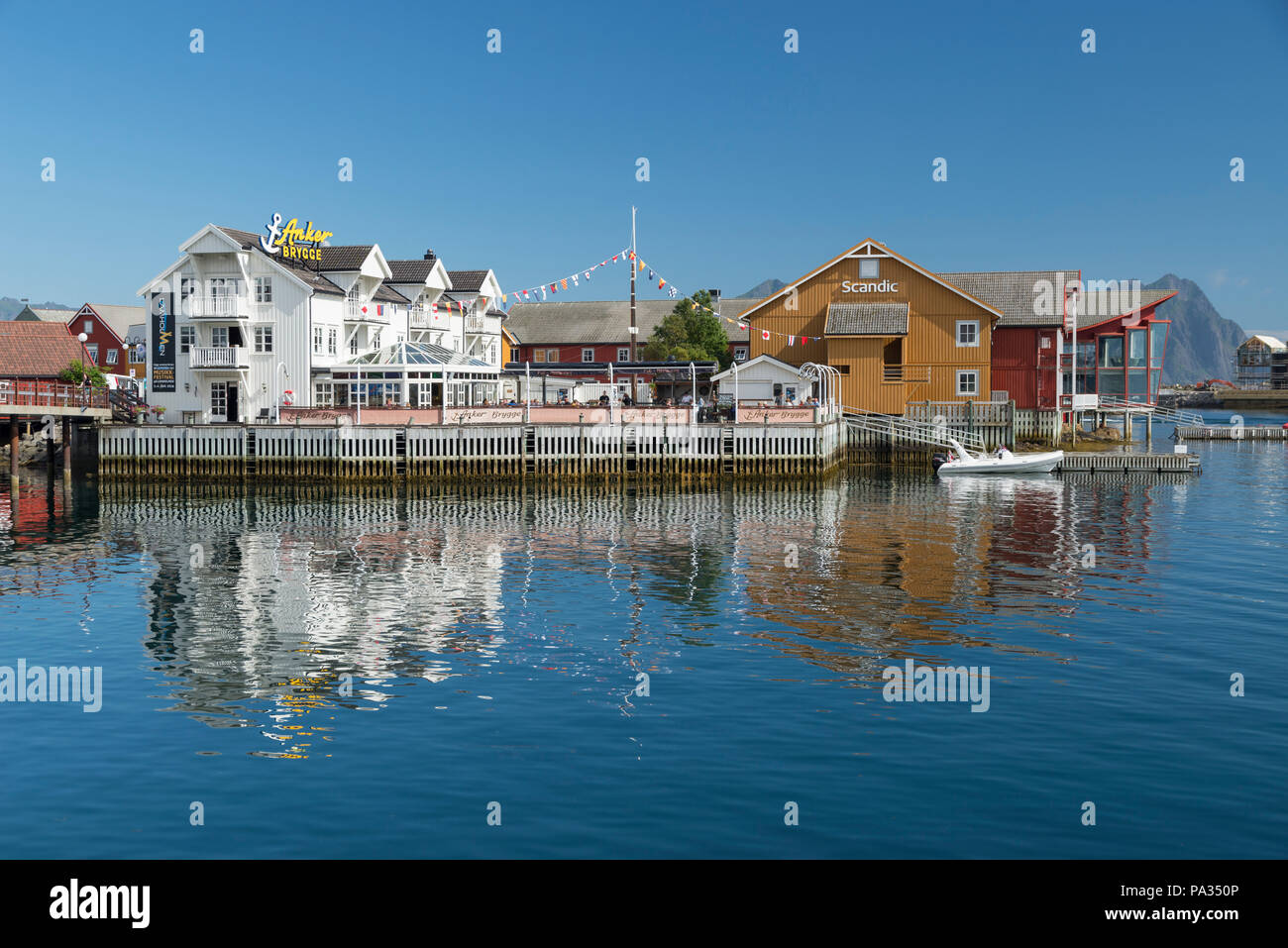 Sonnigen Tag im Hafen von Svolvær, Norwegen Stockfoto