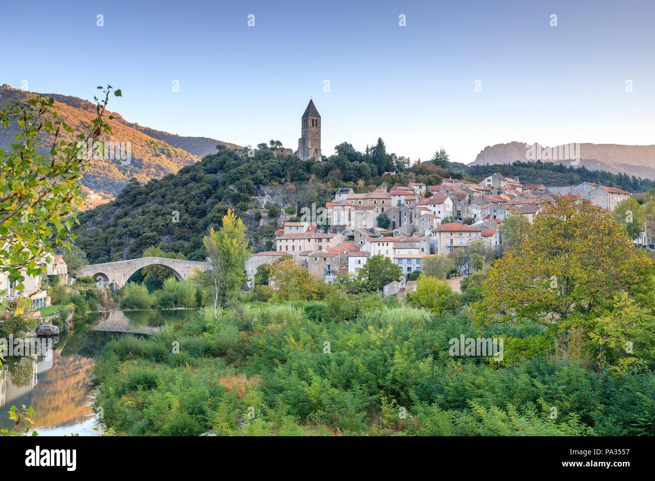 Frankreich, Herault, Haut Languedoc Regionale Naturpark, Olargues, beschriftet Les Plus beaux villages de France (Schönste Dörfer Frankreichs), R Stockfoto