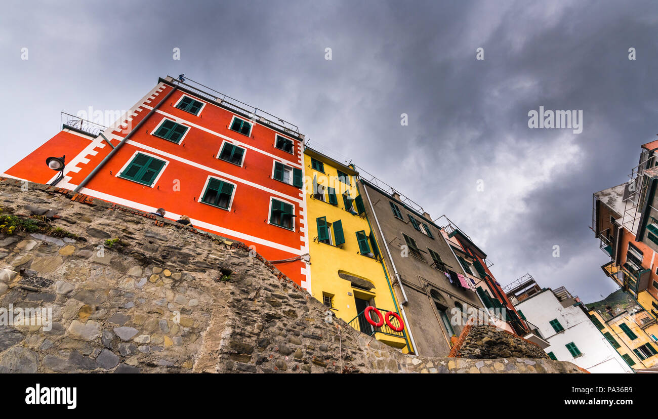 Malerische und romantische Dorf Manarola mit bunten Häusern an der Cinque Terre, Ligurien, Italien Stockfoto
