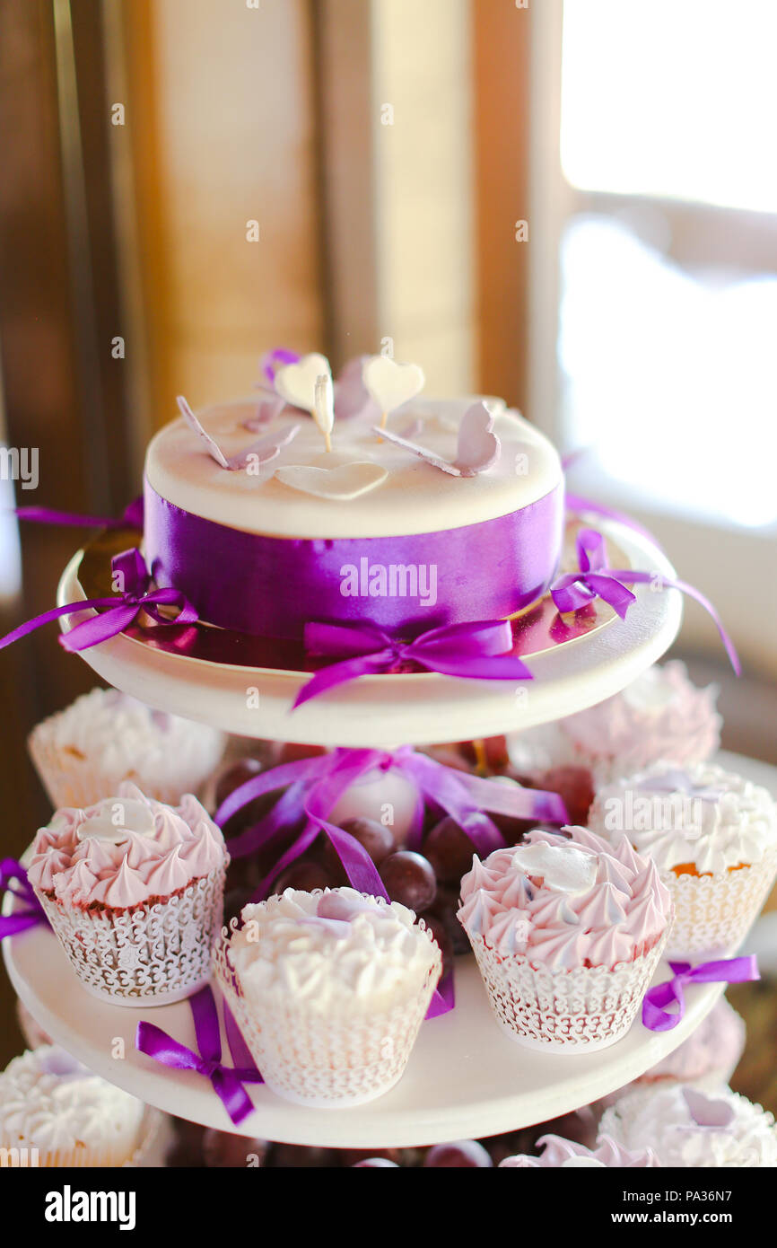 Violett Dekorationen und süß lecker Kuchen für die Partei. Stockfoto