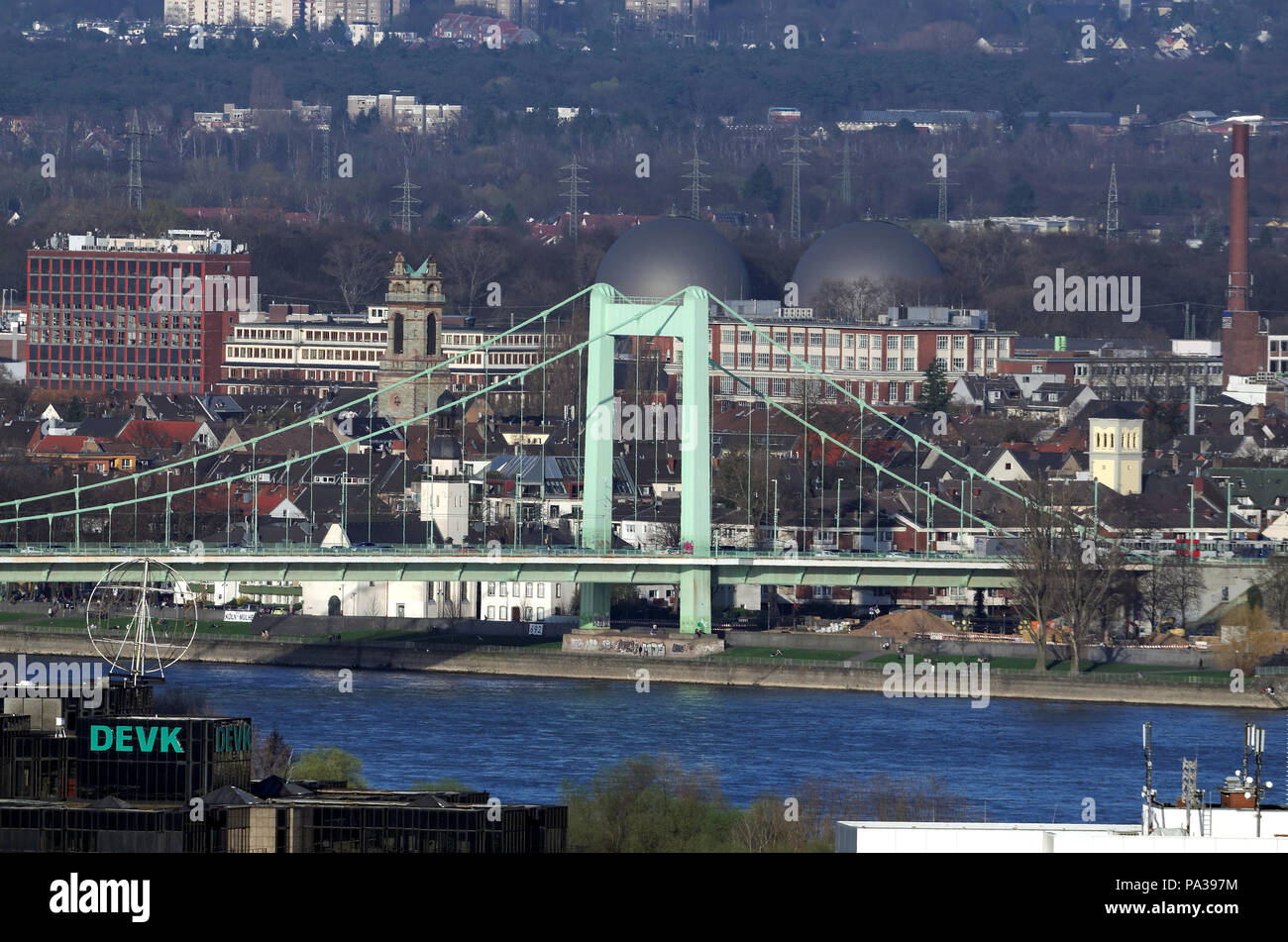 Blick auf die Stadt Köln - Mülheim mit der Mülheimer Brücke Stockfoto