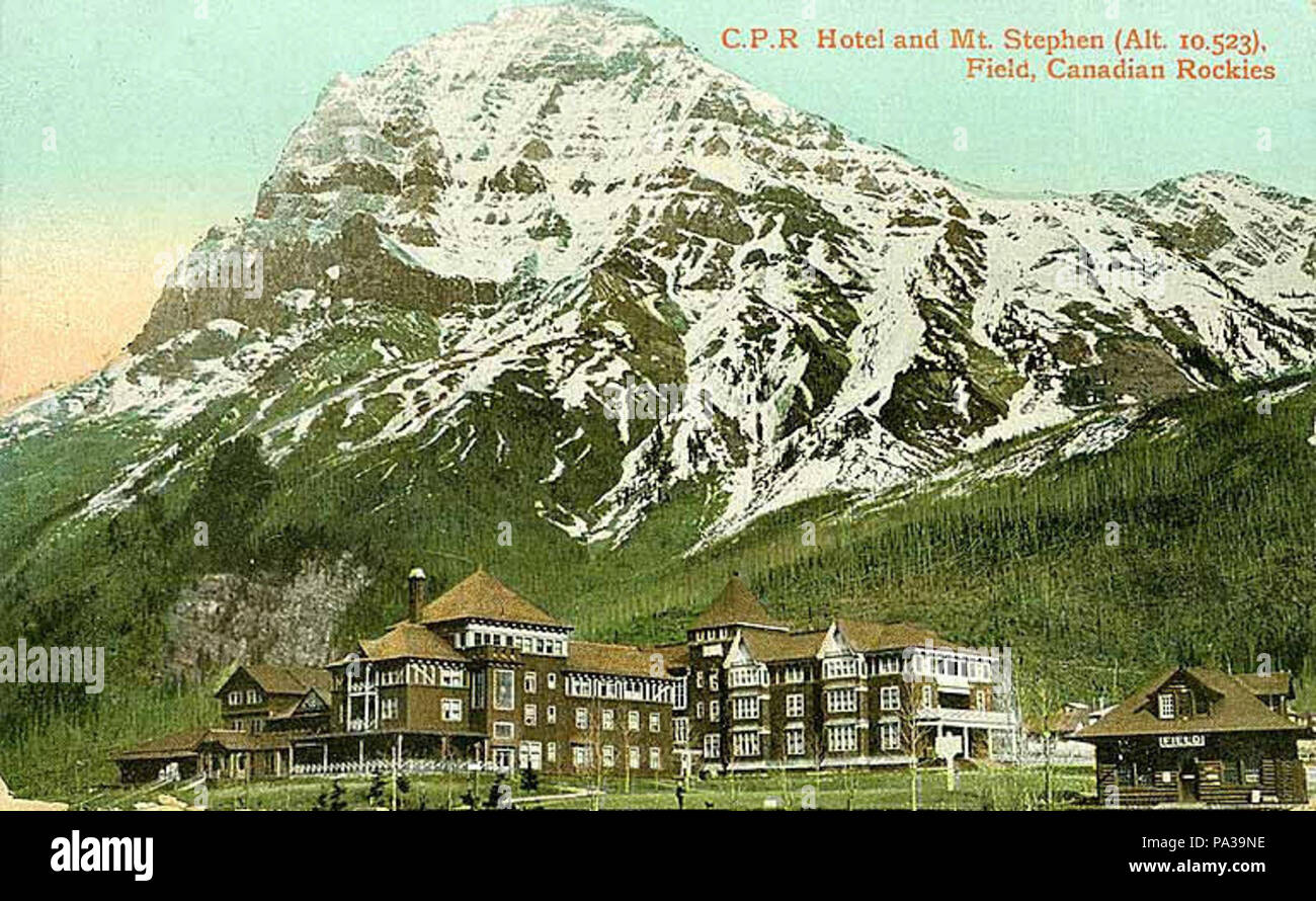 . Englisch: Canadian Pacific Railroad Hotel (Mount Stephen Haus) und Mount Stephen, im Feld, British Columbia, Kanada. Français: Hôtel Canadien Pacifique (Mount Stephen Haus) et Mont Stephen, à-Feld (Colombie-Britannique, Kanada). ca. 1908 276 Canadian Pacific Railroad Hotel und Mount Stephen, Feld, British Columbia, C. 1908 Stockfoto