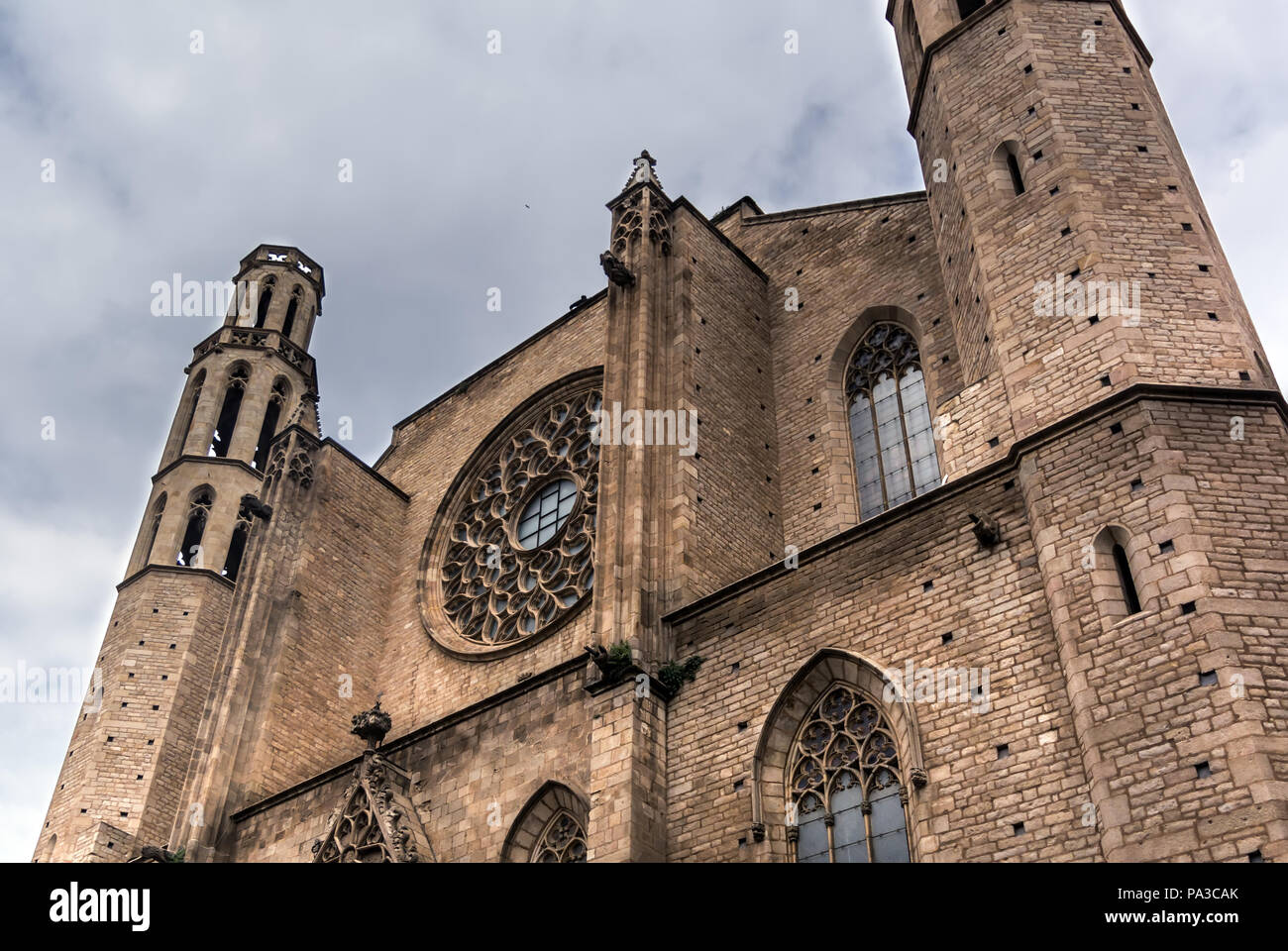 Das West End und die Rosette der Katalanische gotische Kirche Santa Maria del Mar in Barcelona, die auch als "Kathedrale von La Ribera" bekannt Stockfoto