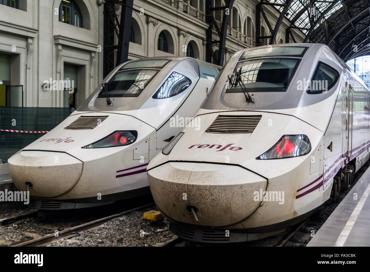 Zwei Nasen von Hochgeschwindigkeitszügen auf der Plattform des Barcelona Bahnhof. Stockfoto