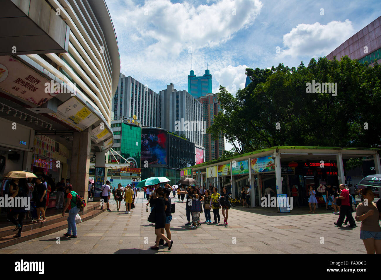 Shenzhen, China - 16. Juli 2018: Dong Männer Fußgängerzone in der alten Stadt Shenzhen Bereich mit Menschen an einem sonnigen Tag überfüllt Stockfoto