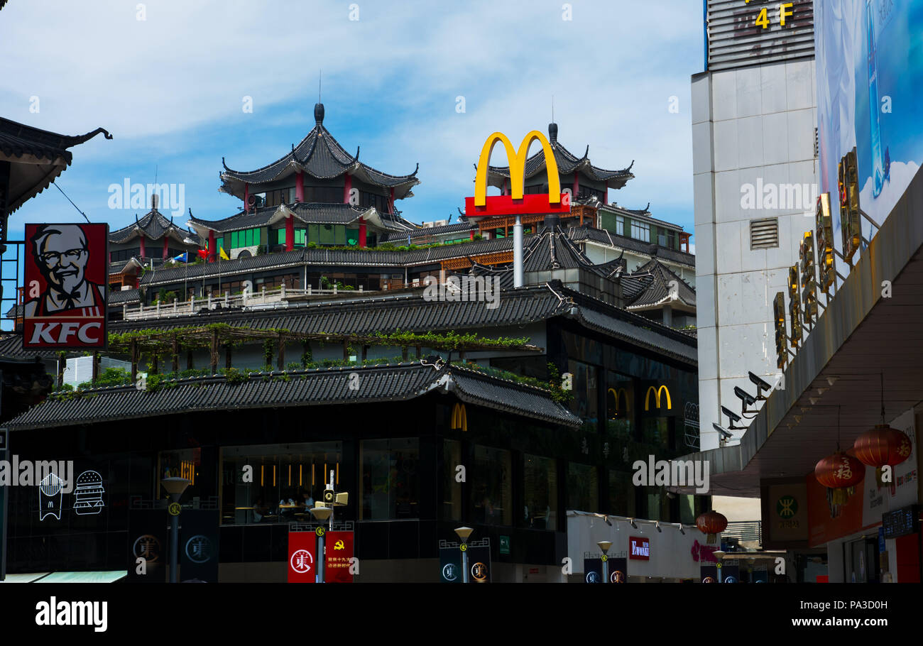 Shenzhen, China - Juli 16, 2018: McDonalds und KFC in China, Dong Männer Fußgängerzone im alten Shenzhen in der traditionellen Gebäude Stockfoto