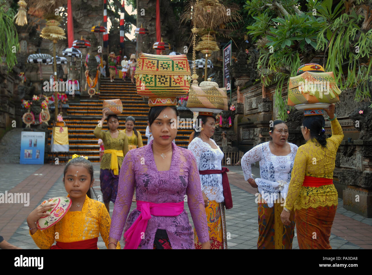 Frauen, die Angebote auf ihre Köpfe, Pura Dalem, Hindu Tempel in Ubud, Bali. Indonesien. Stockfoto