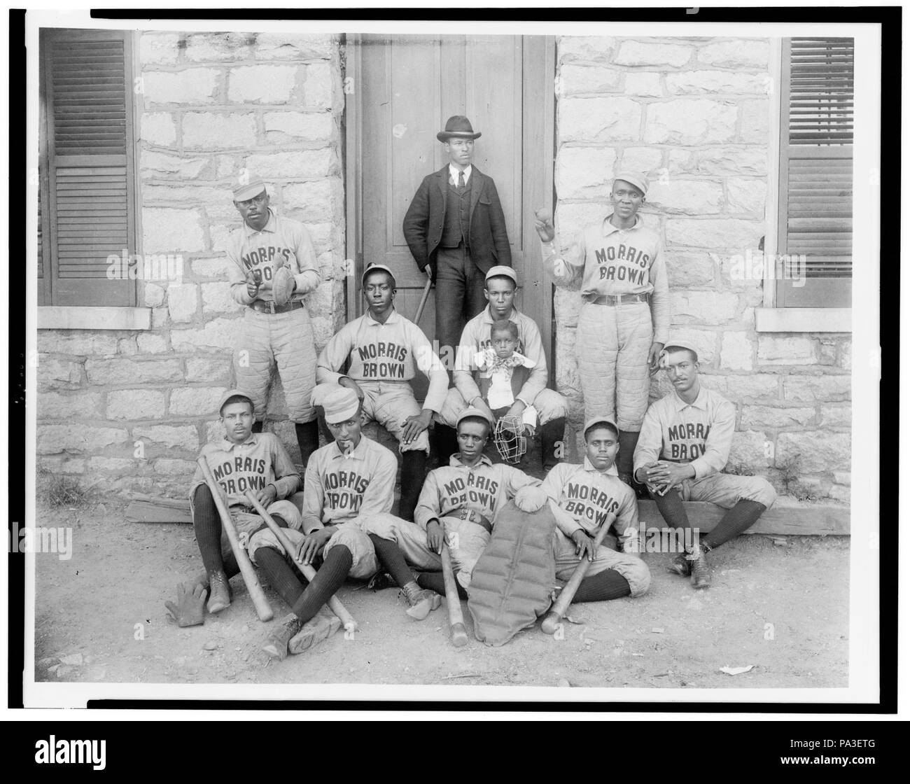 103 African American Baseball spieler von Morris Brown College, mit Jungen und einem anderen Mann stand in der Tür, Atlanta, Georgia LCCN 95507100 Stockfoto