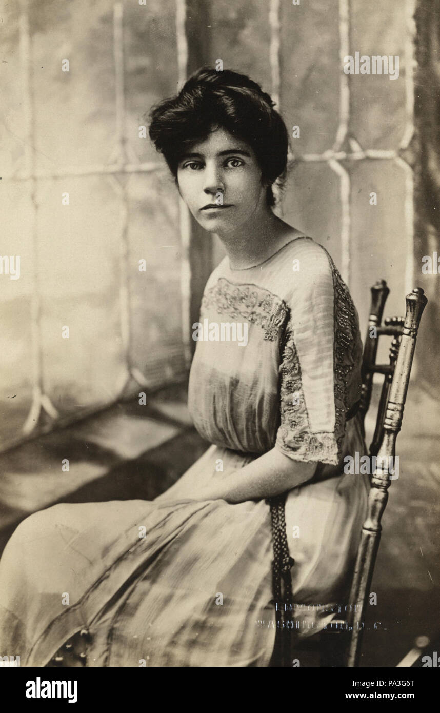 . Englisch: Studio Portrait von Alice Paul in Leinen Kleid im Schaukelstuhl sitzt, Fenster Hintergrund. Bild gedruckt in den Suffragist, 3, Nr. 52 (31. 25, 1915), 6. Untertitel: 'Miss Alice Paul." Drucken Foto 4 x 6 Zoll. ca. 1915 115 Alice Paul 155017 u mit Original Stockfoto