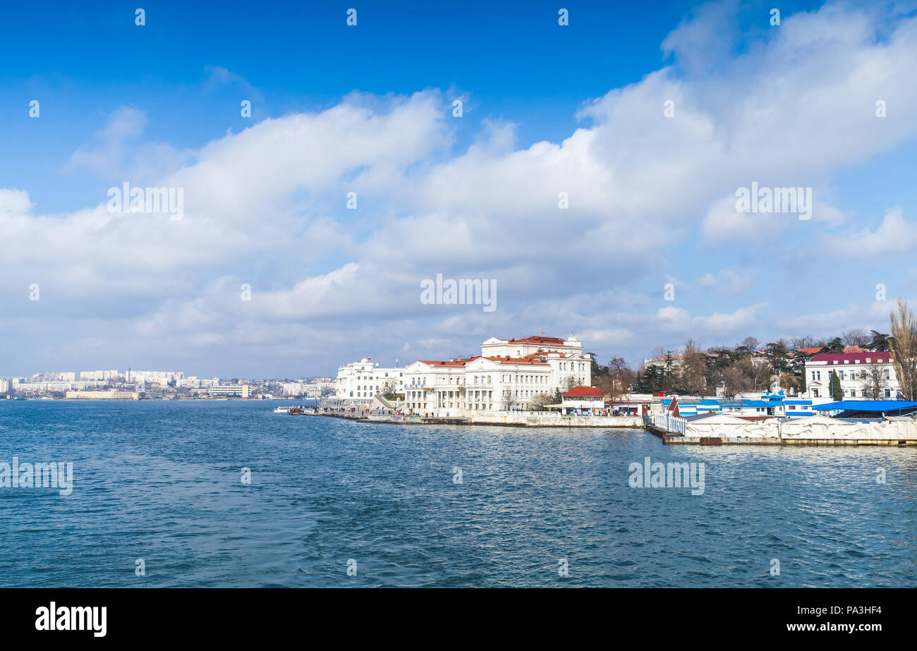 Küstenansicht von Sewastopol Stadt in sonniger Tag, Krim Stockfoto