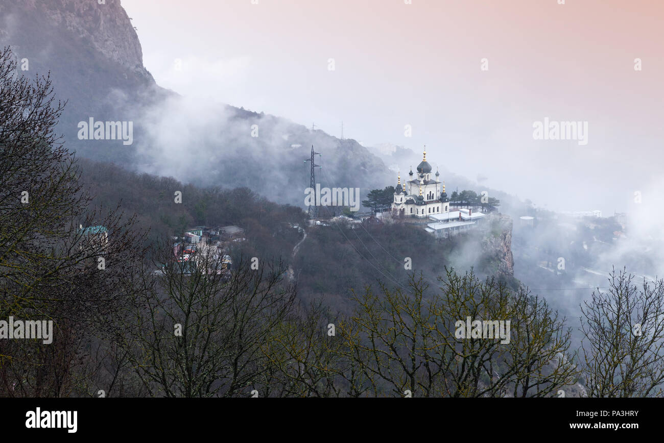 Berglandschaft mit der Kirche der Auferstehung Christi. Es ist eine beliebte Touristenattraktion am Stadtrand von Jalta auf der Krim Stockfoto