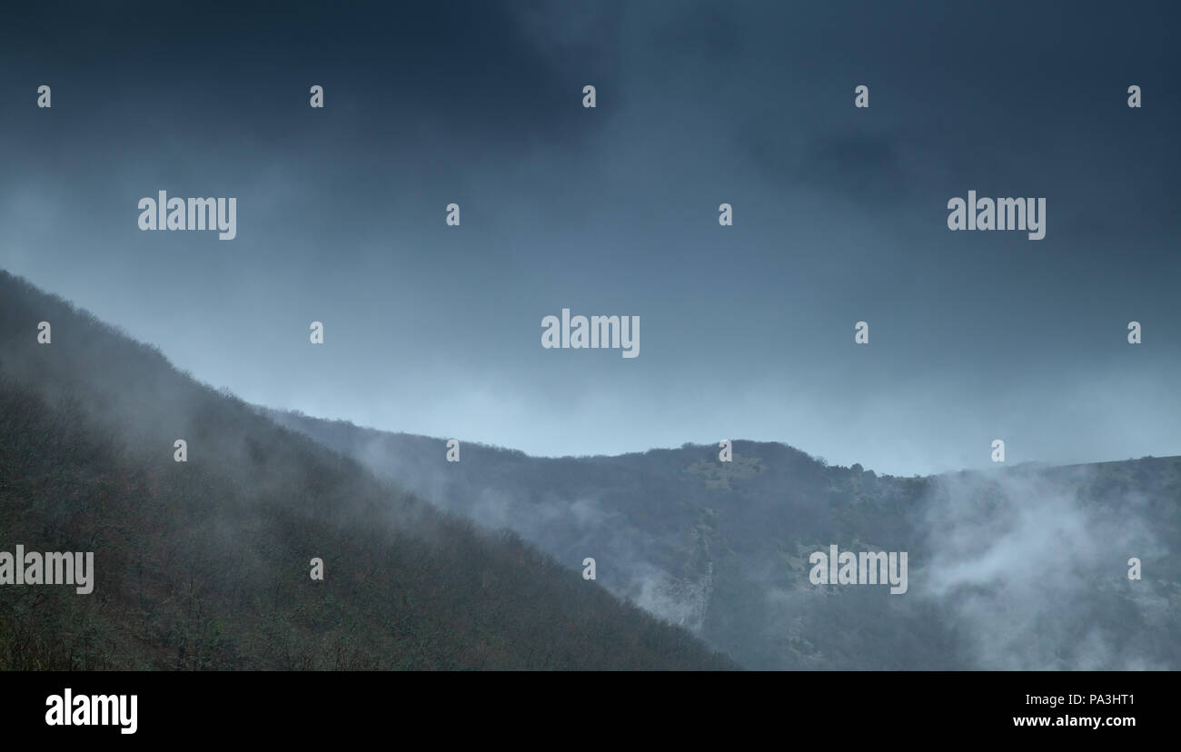 Dunkle Berge mit Nebel und Wolken, natürliche Hintergrund Foto Stockfoto