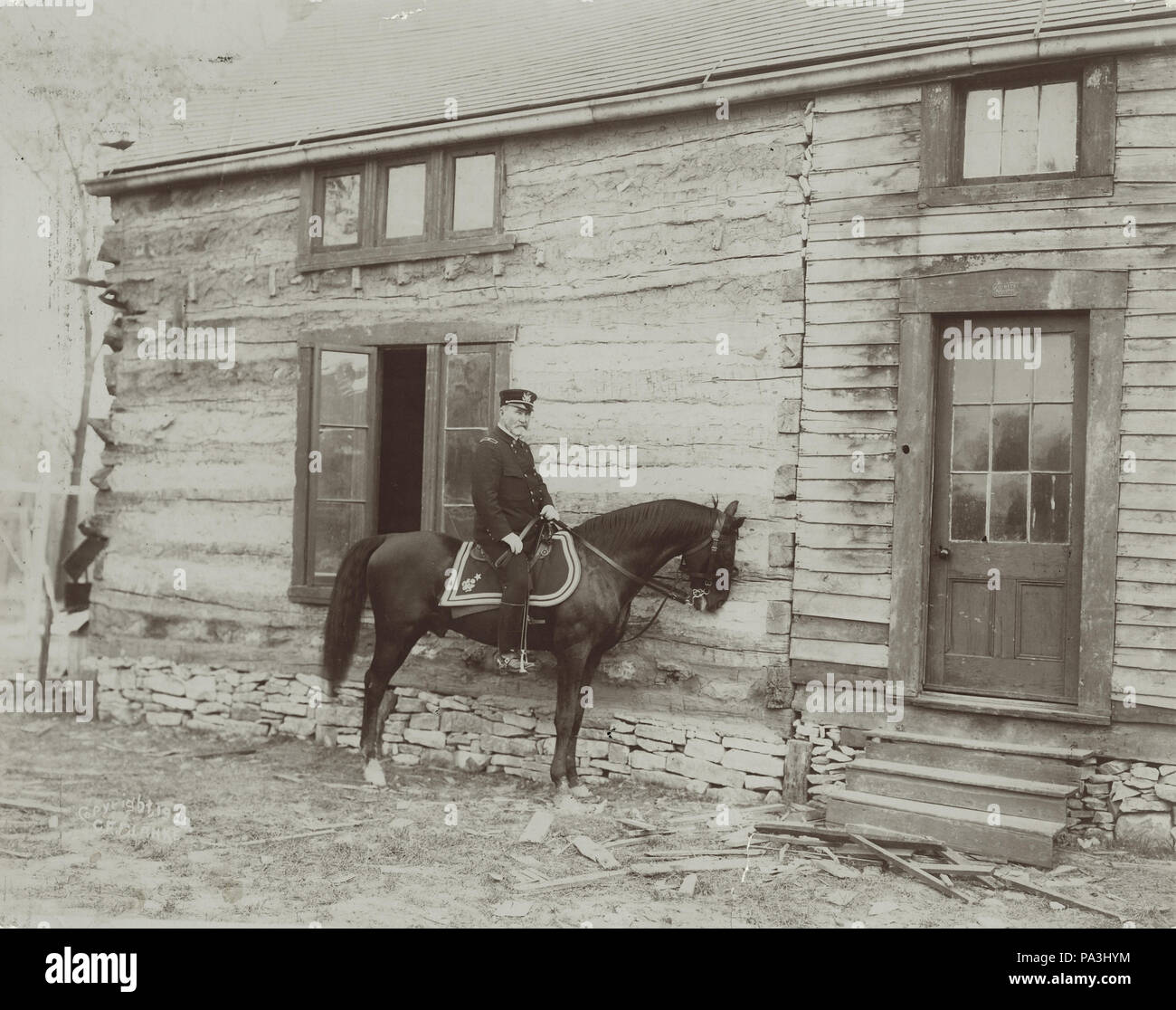 696 General Frederick Dent gewähren zu Pferd vor der Hütte (HARDSCRABBLE) von seinem Vater, Ulysses S. Grant gebaut Stockfoto