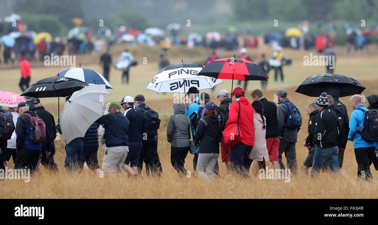 Zuschauer Schutz vor dem Regen unter Regenschirmen, wie Sie dem Kurs während der Tag Zwei der Open Championship 2018 in Carnoustie Golf Links, Angus. Stockfoto