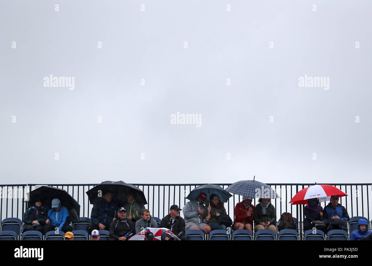 Zuschauer Schutz vor dem Regen unter Regenschirmen während der Tag Zwei der Open Championship 2018 in Carnoustie Golf Links, Angus. Stockfoto