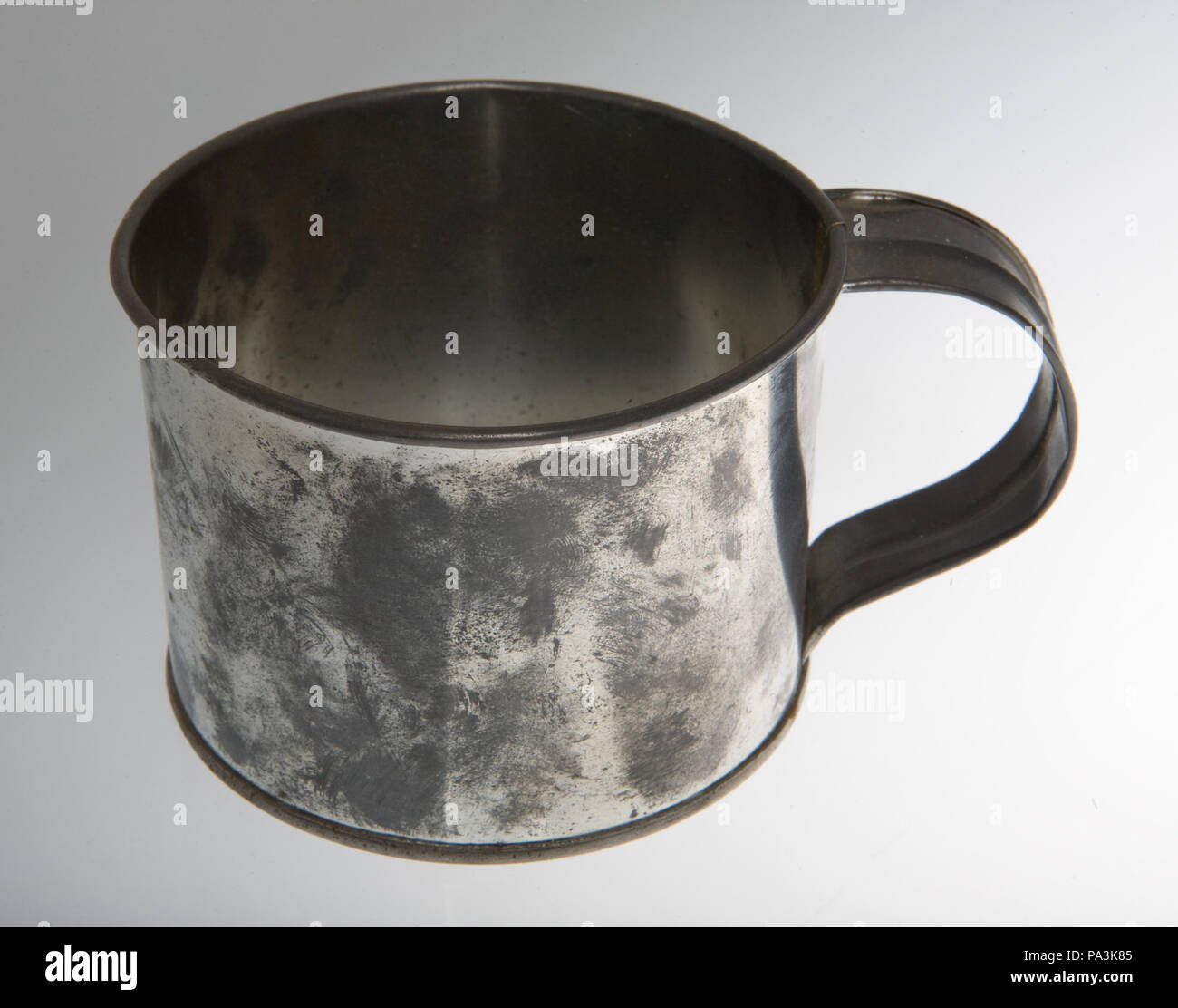 247 helle Tin Cup mit Griff Stockfoto