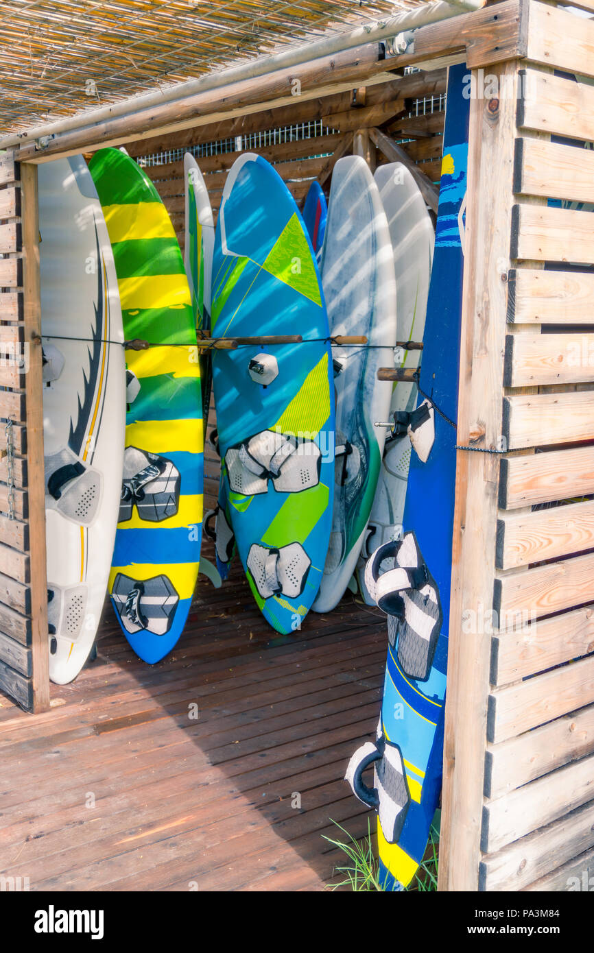 Satz von anderen Farbe surfbretter in einem Stapel zum Mieten in Lefkada, Griechenland Stockfoto