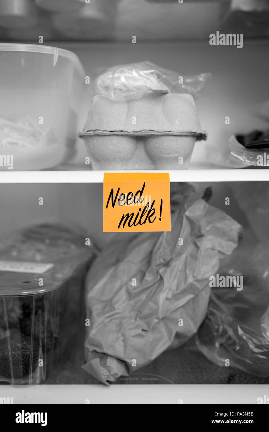 Brauchen Milch auf einem Zettel auf einem Kühlschrank Regal mit Essen fest  geschrieben. Durch selektive Farbkorrektur Abstract Stockfotografie - Alamy