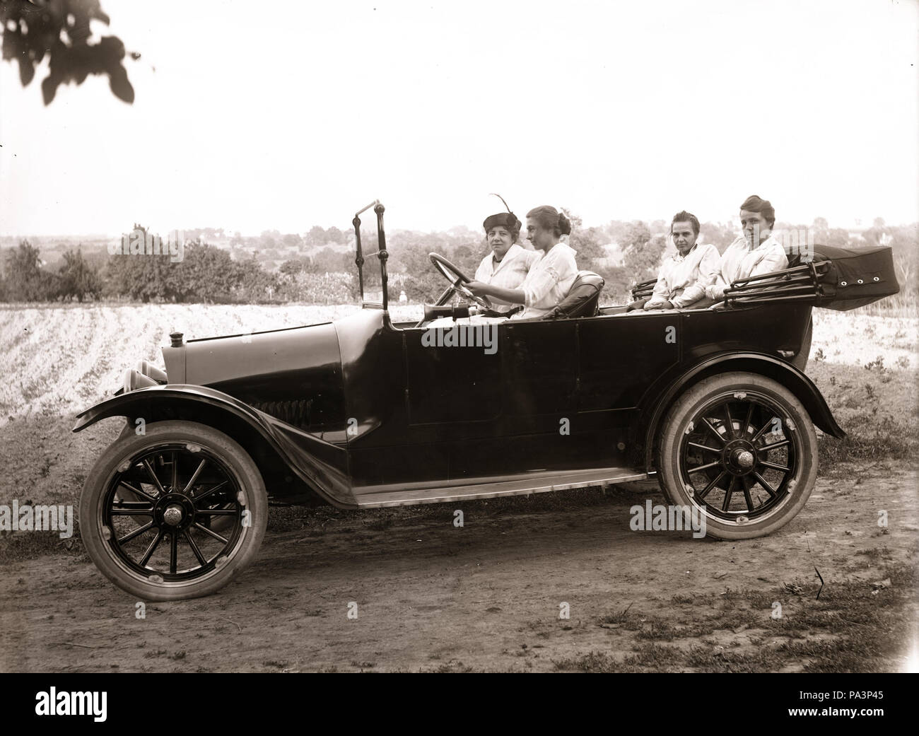 665 Vier Frauen sitzen n ein Automobil, 27. August 1911 Stockfoto
