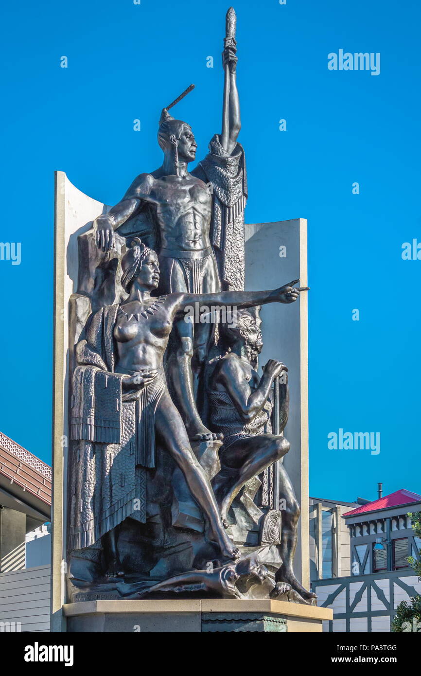 Wellington, Neuseeland - Juni 4, 2016: Die Statue von Kupe, auf der Wellington Waterfront, zeigt die legendäre Explorer mit seiner Frau, Hine Te Aparangi Stockfoto