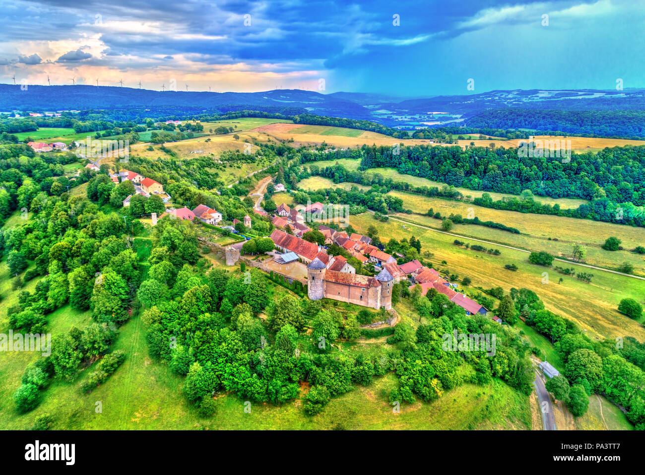 Chateau de Belvoir, eine mittelalterliche Burg im Département des Bourgogne-Franche - Region Comte in Frankreich Stockfoto
