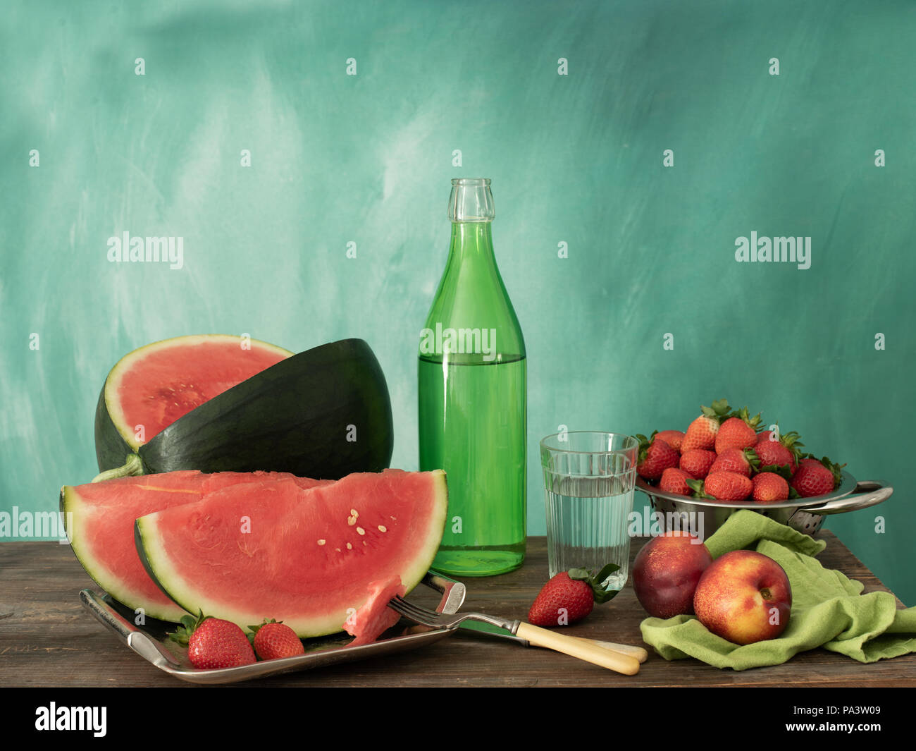 Stillleben mit Wassermelone, Nektarinen, Erdbeeren, mit einer Flasche Wasser Stockfoto