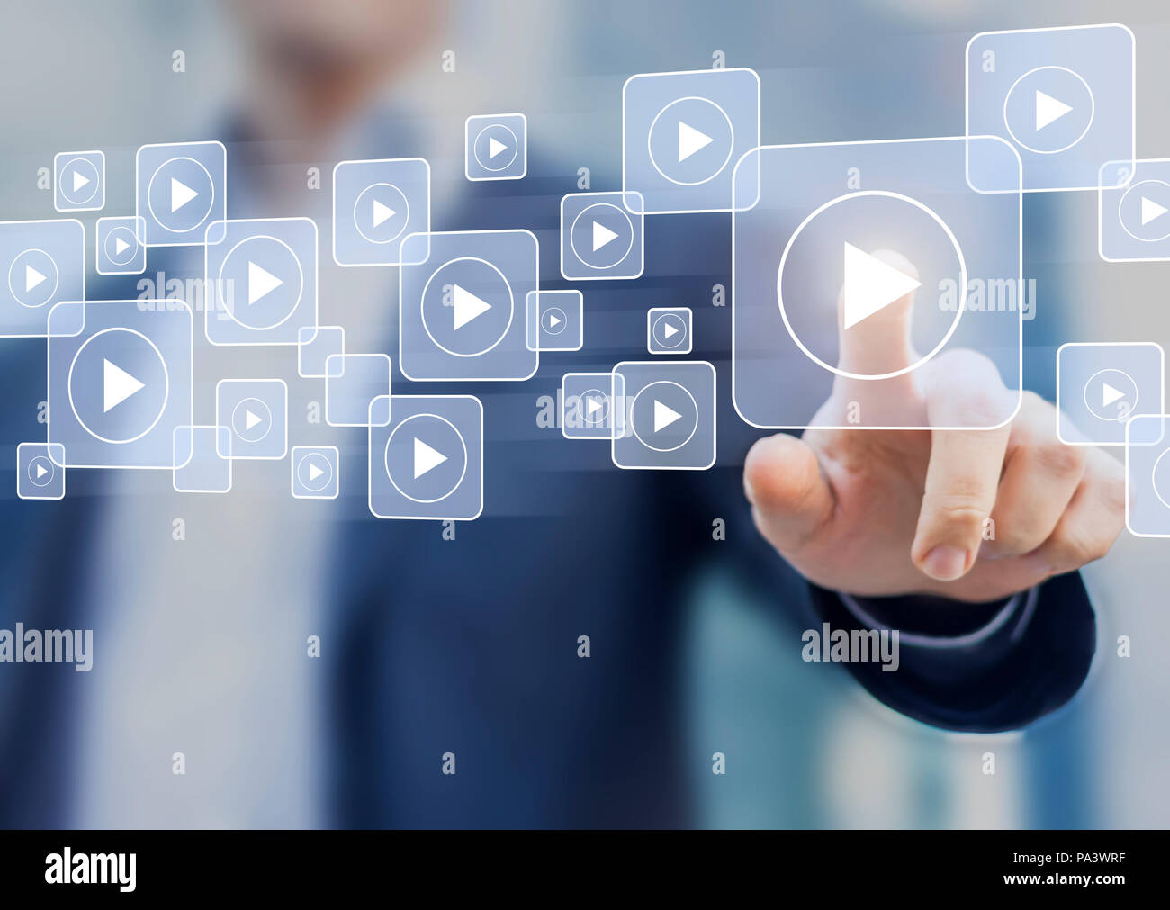 Video-on-demand-Technologie mit Person berühren Sie die Taste 'PLAY' auf der virtuellen Leinwand online VOD Streaming von Film oder TV Stockfoto