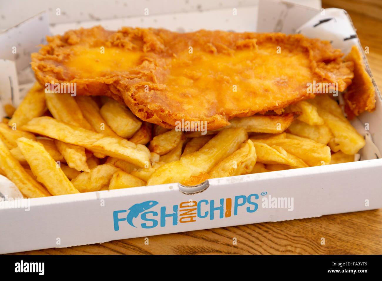 Fisch und Chips in Tynemouth in England serviert. Der Teller ist ...