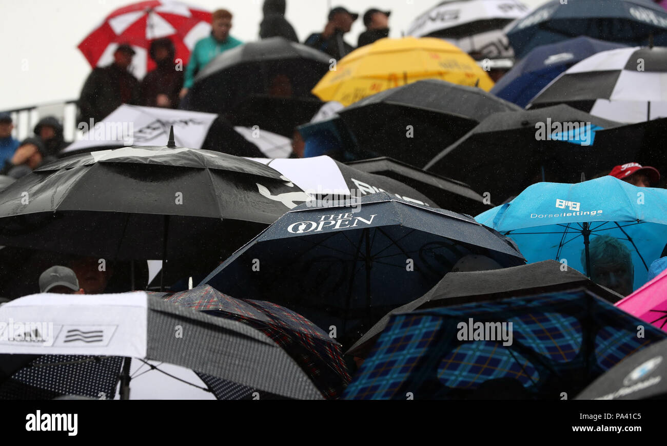 Allgemeine Ansicht eines Offenen branded Regenschirm als Fans Unterschlupf vor dem Regen am Tag zwei der Open Championship 2018 in Carnoustie Golf Links, Angus. Stockfoto