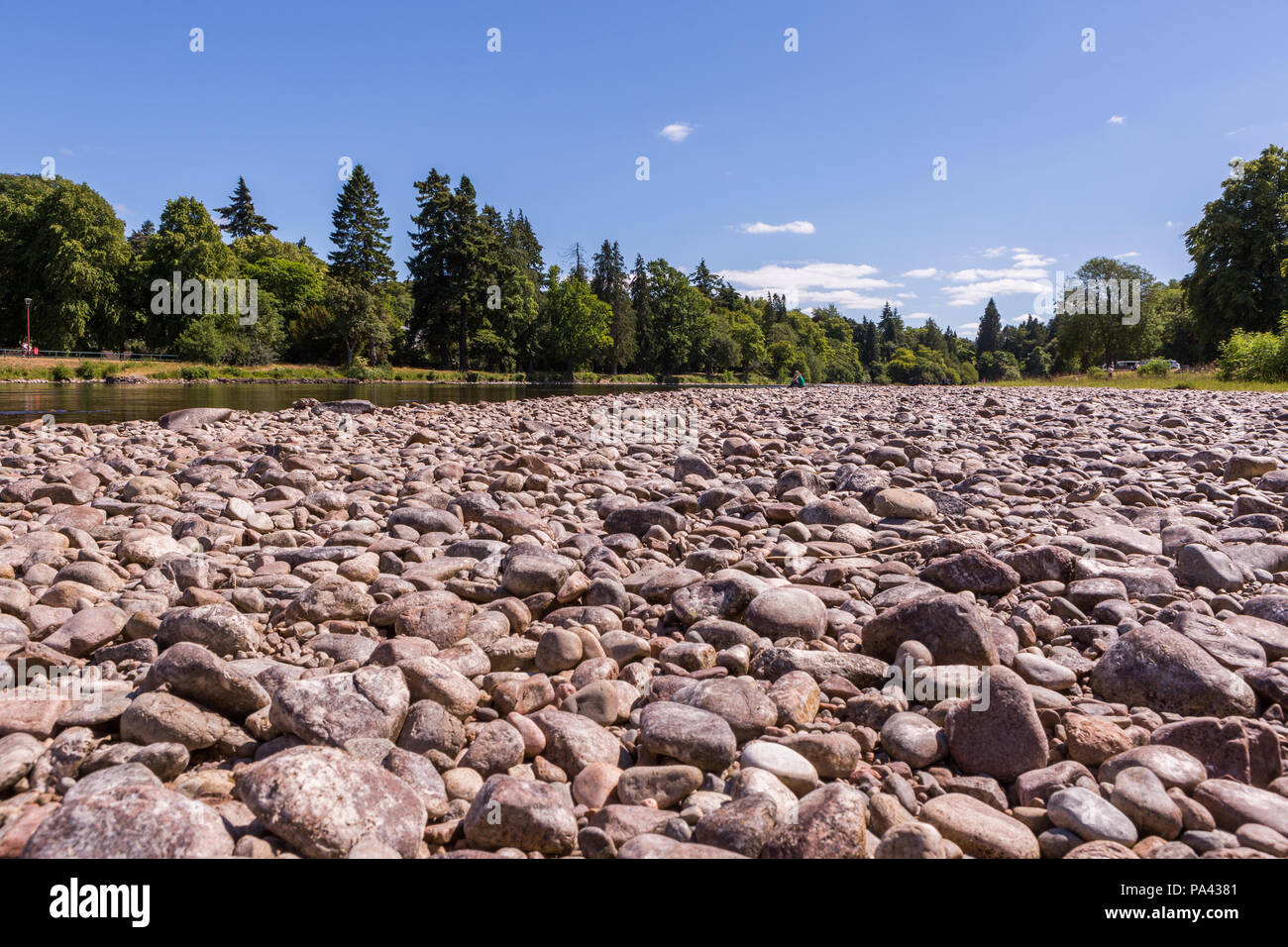 Steine und Kiesel am Ufer des Flusses Ness im Stadt Inverness, Schottland, Großbritannien Stockfoto