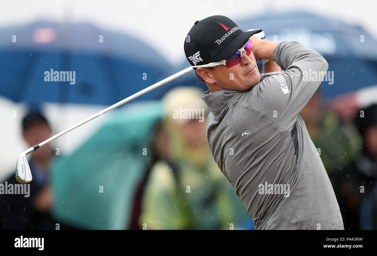 Die USA Zach Johnson T-Stücken aus dem 16. bei Tag zwei der Open Championship 2018 in Carnoustie Golf Links, Angus. Stockfoto