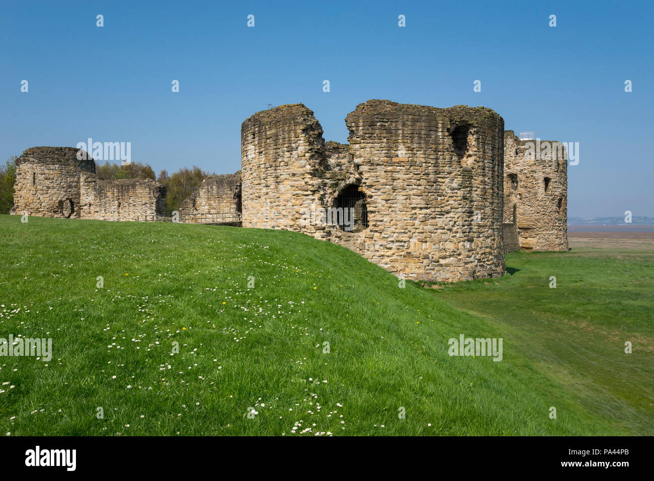 Feuerstein Schloss neben dem Dee Estuary in Nord Wales, Großbritannien. Ein sonniger Frühlingstag. Stockfoto