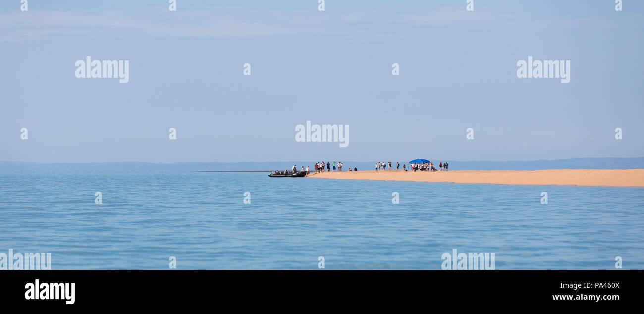 Touristen Landung auf einer Sandbank, Western Australia Stockfoto